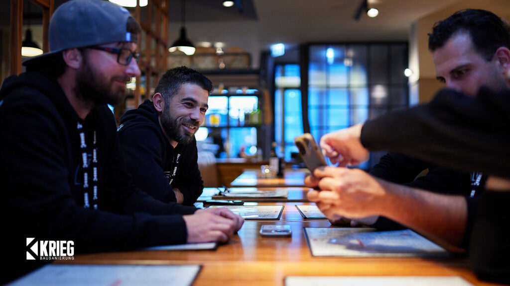 Kollegen sitzen lachend am Tisch