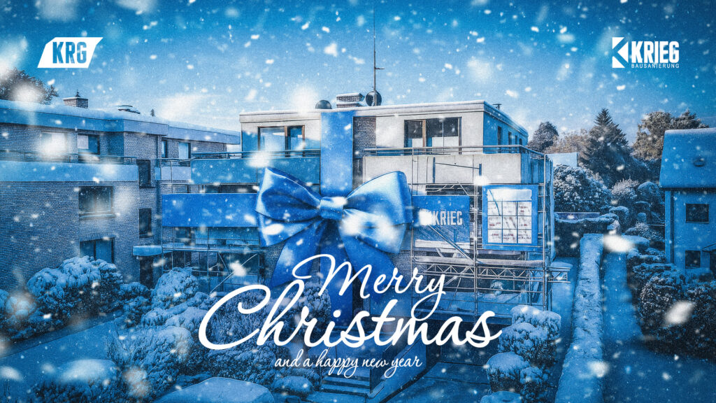 Eine winterliche Szene mit starkem Schneefall, die ein Mehrfamilienhaus oder Bürogebäude zeigt, das von Gerüsten umgeben und mit Schnee bedeckt ist. Über das Bild ist digital eine große, blaue Schleife gelegt, die das Gebäude wie ein Geschenk verpackt. Unten steht in geschwungener, weißer Schrift der englische Weihnachtsgruß "Merry Christmas and a happy new year". Oben links und rechts sind die Logos "KRG" und "KRIEG BAU SANIERUNG" zu sehen.