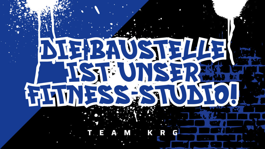 Grafik mit dem Schriftzug 'Die Baustelle ist unser Fitnessstudio!' in weiß-blauer Graffiti-Optik vor einem blau-schwarzen Hintergrund mit Mauer-Struktur und Farbspritzern, inklusive Logo von Team KRG.