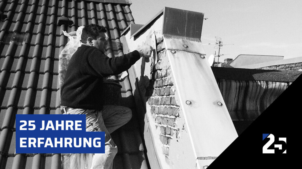 Schwarz-Weiß-Aufnahme eines Handwerkers, der gesichert auf einem Ziegeldach arbeitet und Mauersanierungsarbeiten an einem Schornstein durchführt. Im Vordergrund steht der blaue Schriftzug „25 JAHRE ERFAHRUNG“.