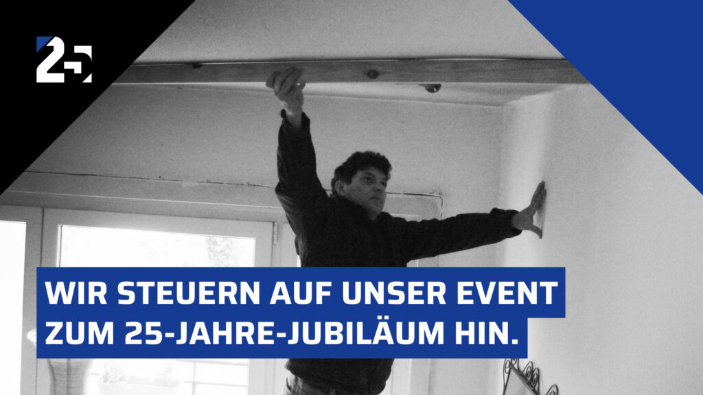 Mann vermisst eine Decke. Text: Wir steuern auf unser Event zum 25-jahre-Jübiläum hin