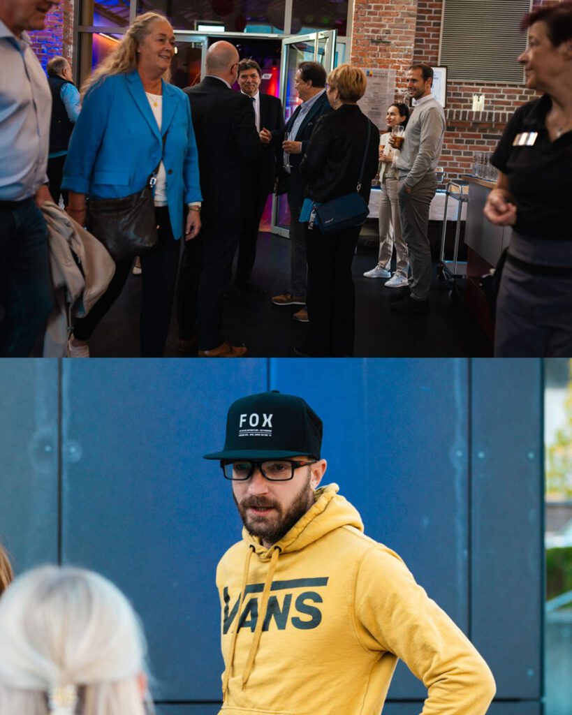 Geteiltes Bild: Oben unterhalten sich mehrere Gäste im Foyer der Eventlocation, unten steht ein Mann mit Brille, gelbem Vans-Hoodie und schwarzer Cap im Fokus