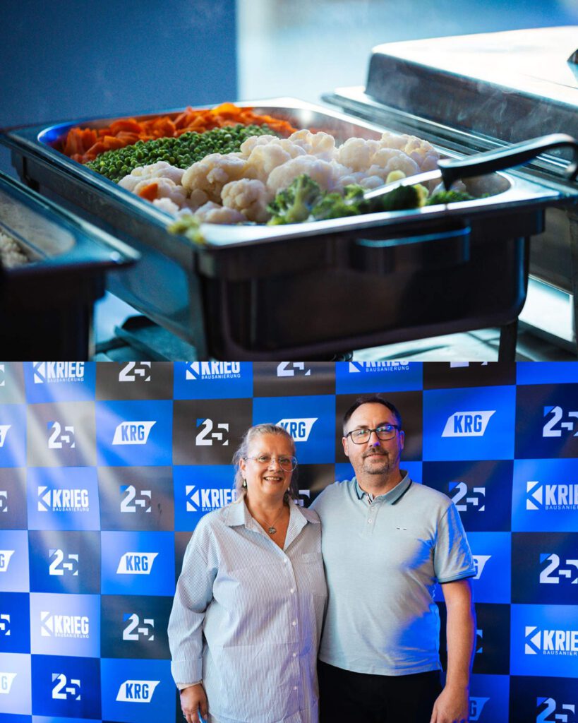 Geteiltes Bild: Oben ein warmgehaltenes Gemüsebuffet mit Blumenkohl, Brokkoli, Erbsen und Karotten, unten ein lächelndes Paar vor der Jubiläums-Fotowand.