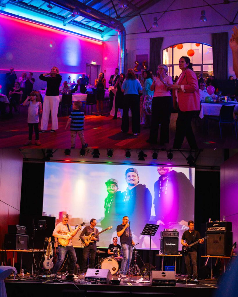 Geteiltes Bild: Oben klatschen und tanzen Gäste ausgelassen im farbig ausgeleuchteten Saal, unten spielt die Live-Band vor einer großen Fotoprojektion auf der Bühne.   